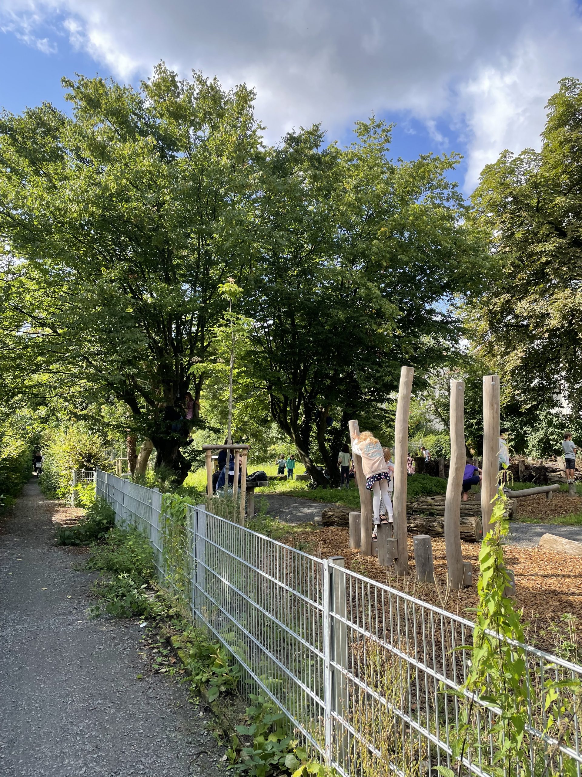 Die Kinder erobern den Naturspielplatz im Katharinenviertel