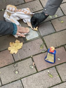Reinigen der Stolpersteine im Katharinenviertel